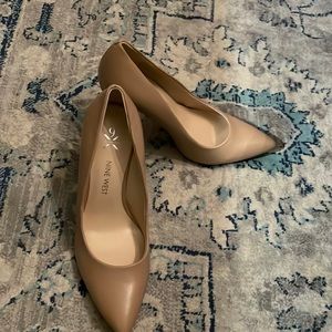 Nine West womens size 7.5 nude heel. Worn twice for interviews.